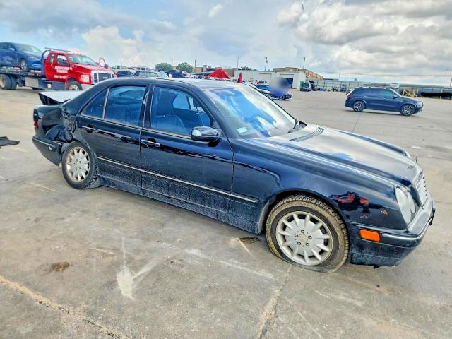 2000 Mercedes-benz E-class VIN WDBJF65J4YB061311 COPART salvage auction — REAR END, Tx - Salvage Vehicle Title, sold $175 on 2026-07-27 (photo 4)