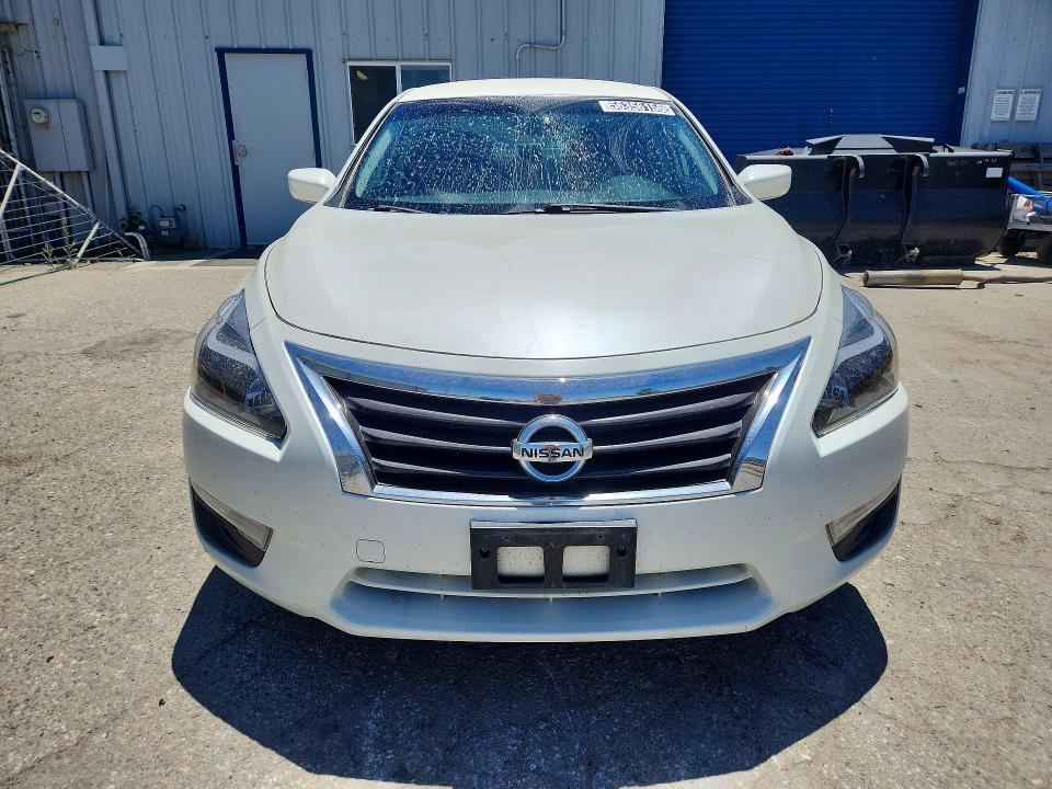 2015 Nissan Altima VIN 1N4AL3AP7FC197464 COPART salvage auction — NORMAL WEAR, CA - CERTIFICATE OF TITLE, sold $450 on 2026-07-02 (photo 5)