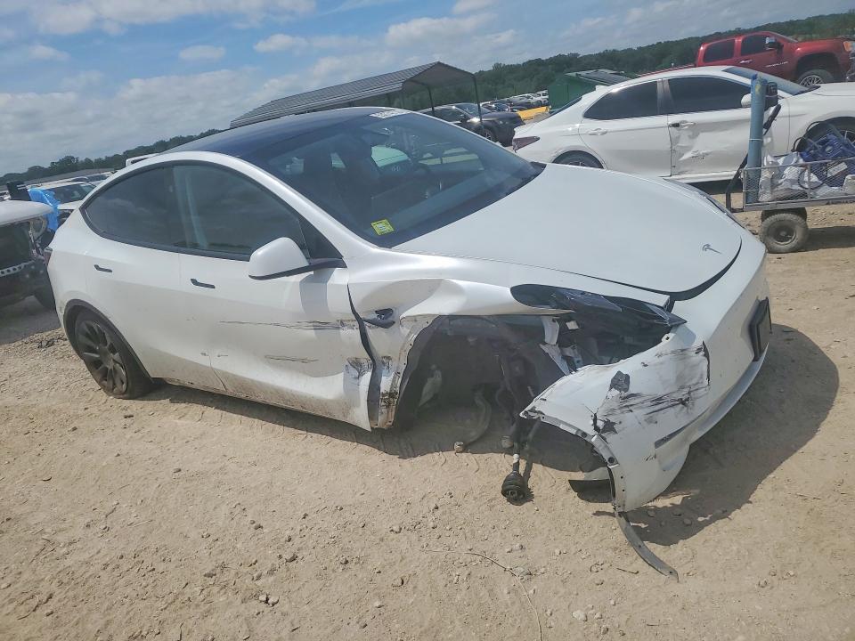 2024 Tesla Model y VIN 7SAYGDEE4RA216278 COPART salvage auction — SIDE, Salvage Title, sold $7,700 on 2026-07-28 (photo 4)