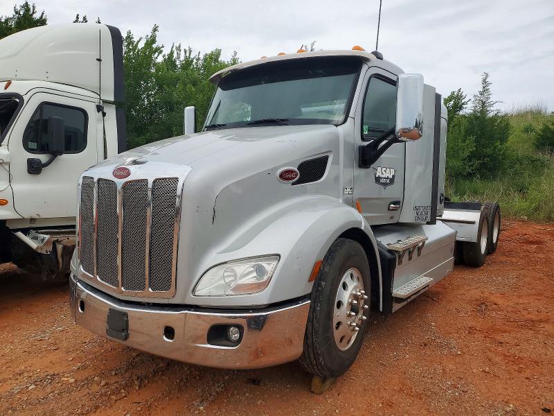 2018 Peterbilt 579 VIN 1NPBDH9X2JD493968 COPART salvage auction — MINOR DENT/SCRATCHES, OK - CERTIFICATE OF TITLE, sold $4,600 on 2026-07-09 (photo 2)