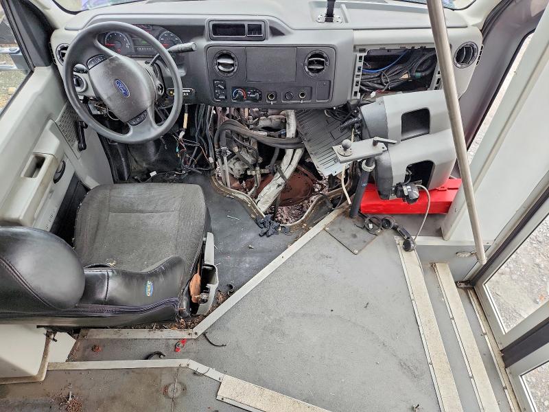 2019 Ford Econoline VIN 1FDFE4FS5KDC61188 COPART salvage auction — MINOR DENT/SCRATCHES, Tn - Certificate Of Title, sold $3,650 on 2026-08-17 (photo 8)