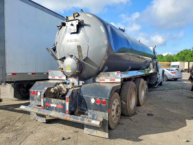 2017 Peterbilt 367 VIN 1NPTX4EX8HD412489 COPART salvage auction — ROLLOVER, PA - CERT OF TITLE, sold $10,000 on 2026-09-18 (photo 4)