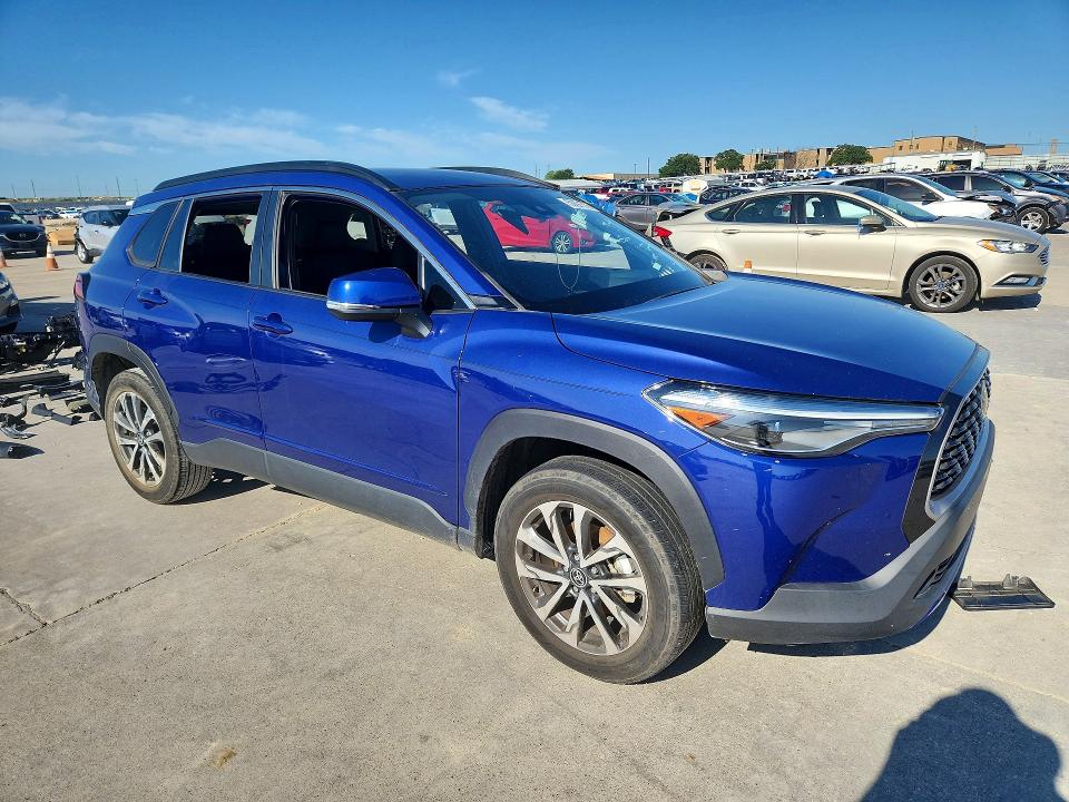 2022 Toyota Corolla cross VIN 7MUDAABG9NV024743 COPART salvage auction — WATER/FLOOD, TX - SALVAGE TITLE-FLOOD DAMAGE, sold $6,500 on 2026-07-03 (photo 4)