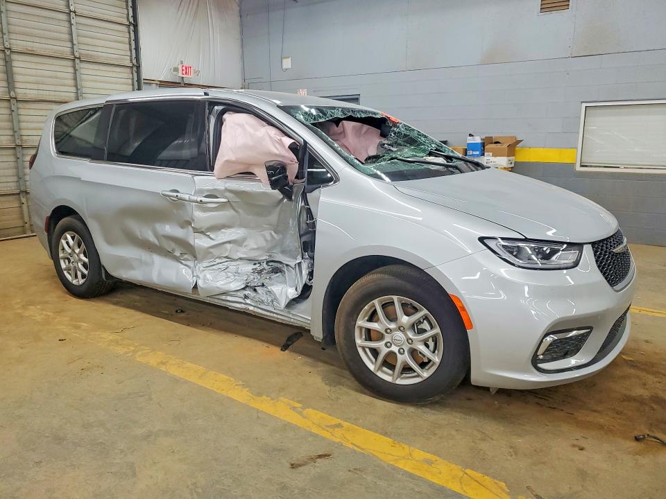 2026 Chrysler Pacifica VIN 2C4RC1BG5TR239892 COPART salvage auction — SIDE, Nc - Dlr Only Bill Of Sale, sold $10,300 on 2026-07-29 (photo 4)