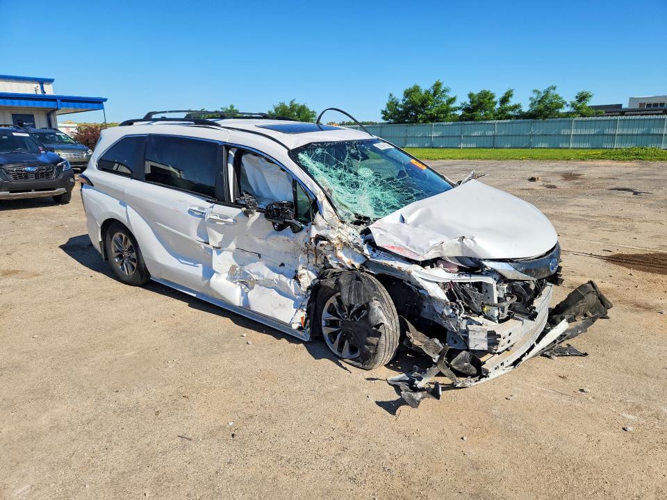 2025 Toyota Sienna VIN 5TDJSKFC3SS181073 COPART salvage auction — SIDE, Salvage Title, sold $500 on 2026-07-28 (photo 4)