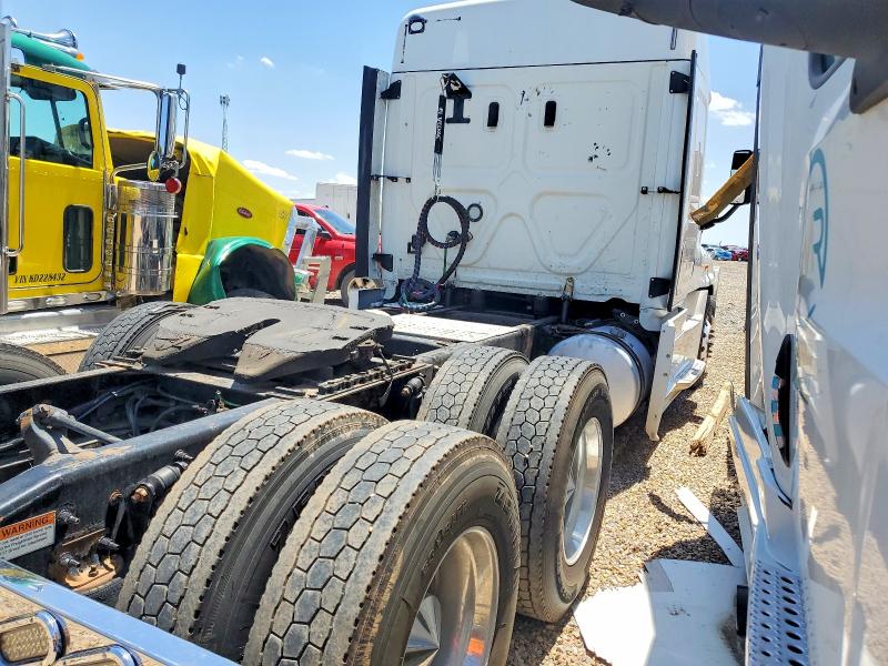2019 Freightliner Cascadia 125 VIN 3AKJGLDRXKDKD9032 COPART salvage auction — VANDALISM, TX - SALVAGE VEHICLE TITLE, sold $7,200 on 2026-07-23 (photo 4)