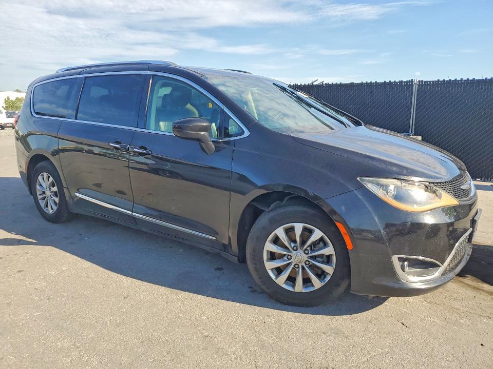 2019 Chrysler Pacifica VIN 2C4RC1BG7KR731614 COPART salvage auction — MINOR DENT/SCRATCHES, Fl - Certificate Of Title, sold $4,450 on 2026-08-25 (photo 4)