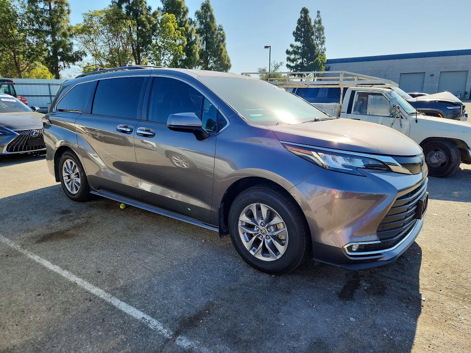 2022 Toyota Sienna VIN 5TDJRKEC4NS098012 COPART salvage auction — SIDE, CA - SALVAGE CERTIFICATE, sold $11,100 on 2026-07-23 (photo 4)