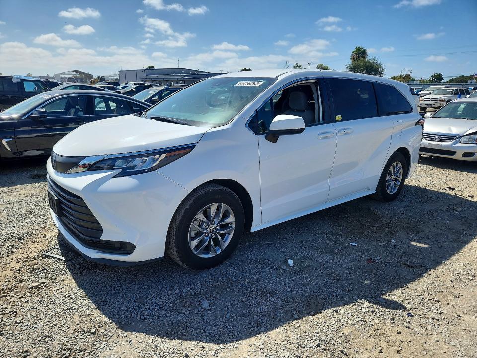2022 Toyota Sienna VIN 5TDKRKEC6NS094516 — COPART salvage auction photo