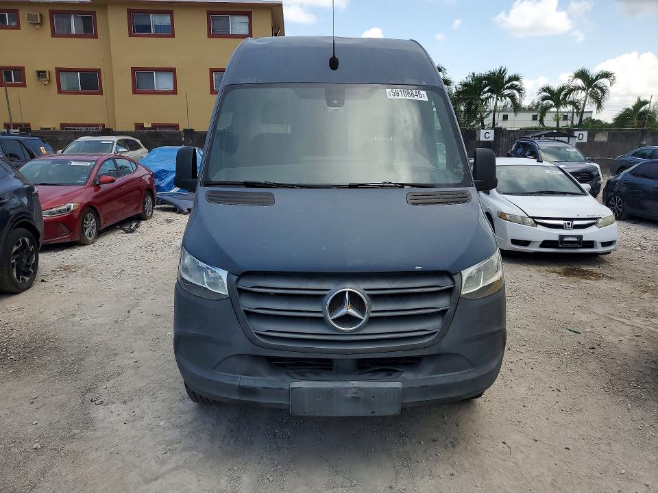 2019 Mercedes-benz VIN WD4PF1CD6KP137042 COPART salvage auction — MINOR DENT/SCRATCHES, Fl - Certificate Of Title, sold $12,000 on 2026-07-29 (photo 5)