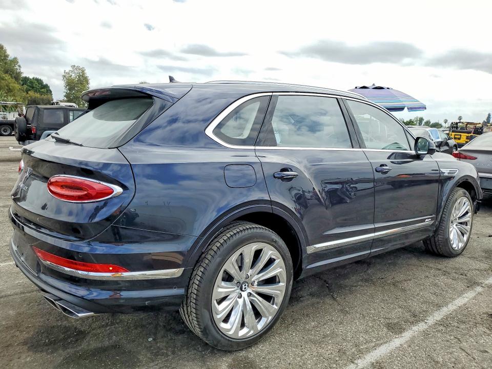 2025 Bentley Bentayga VIN SJAAT2ZV3SC028786 COPART salvage auction — FRONT END, Salvage Title, sold $121,000 on 2026-08-21 (photo 3)