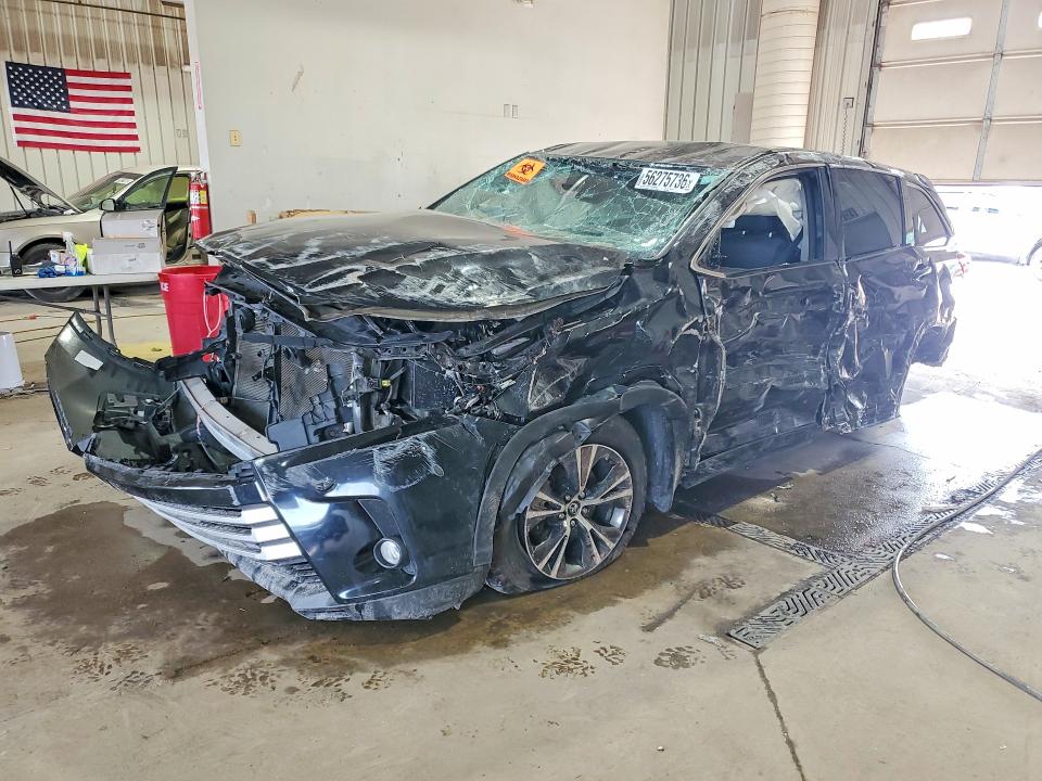 2018 Toyota Highlander VIN 5TDBZRFH1JS828959 COPART salvage auction — ROLLOVER, Pa - Certificate Of Salvage, sold $2,500 on 2026-07-13 (photo 1)