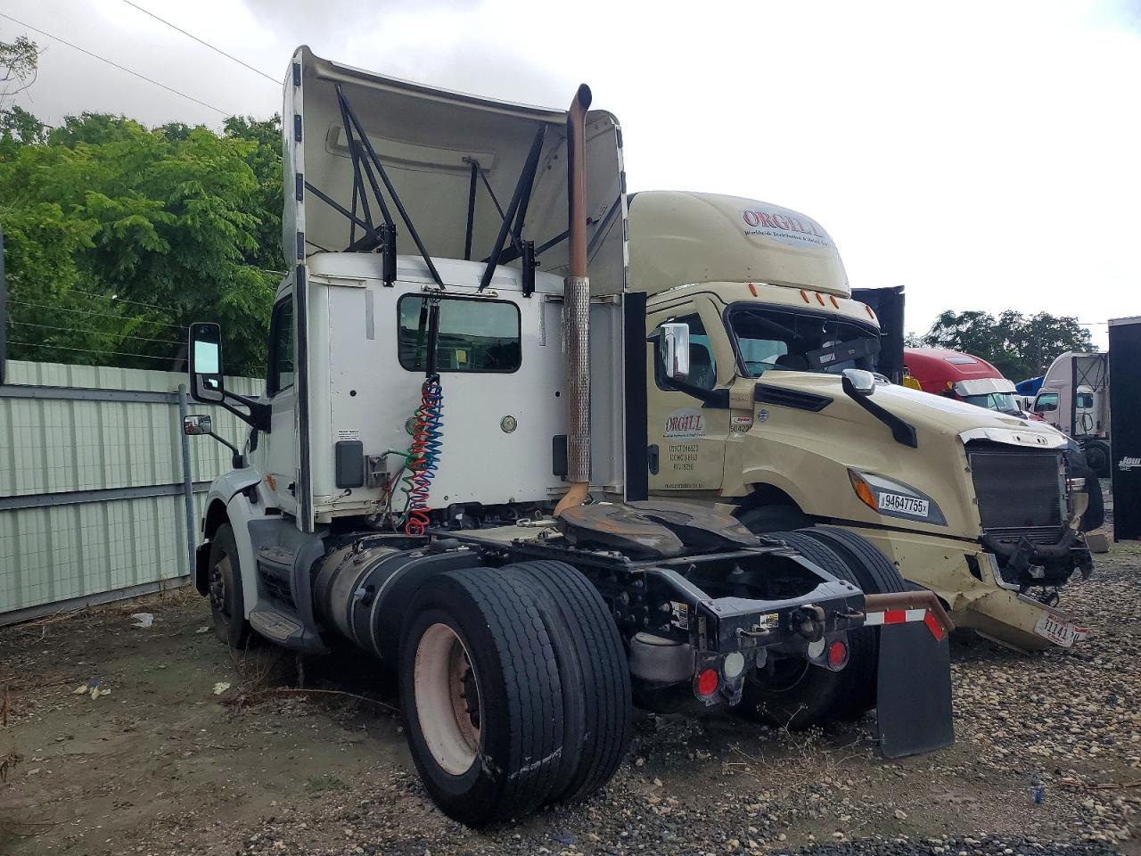 2016 Peterbilt 579 VIN 1XPBA48X5GD339773 COPART salvage auction — Normal Wear, IN - CERTIFICATE OF TITLE, sold $5,000 on 2026-07-07 (photo 3)