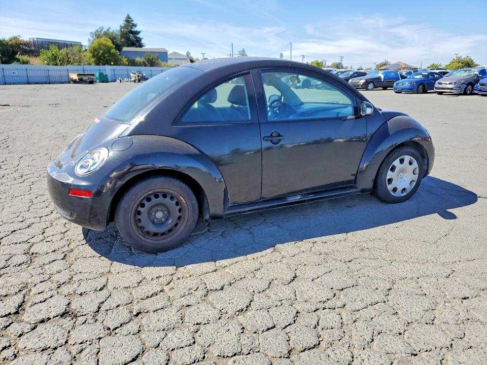 2010 Volkswagen Beetle VIN 3VWPG3AG2AM015912 COPART salvage auction — MINOR DENT/SCRATCHES, Ca - Dis/Dlr/Exp Only Clean Title, sold $275 on 2026-07-31 (photo 3)