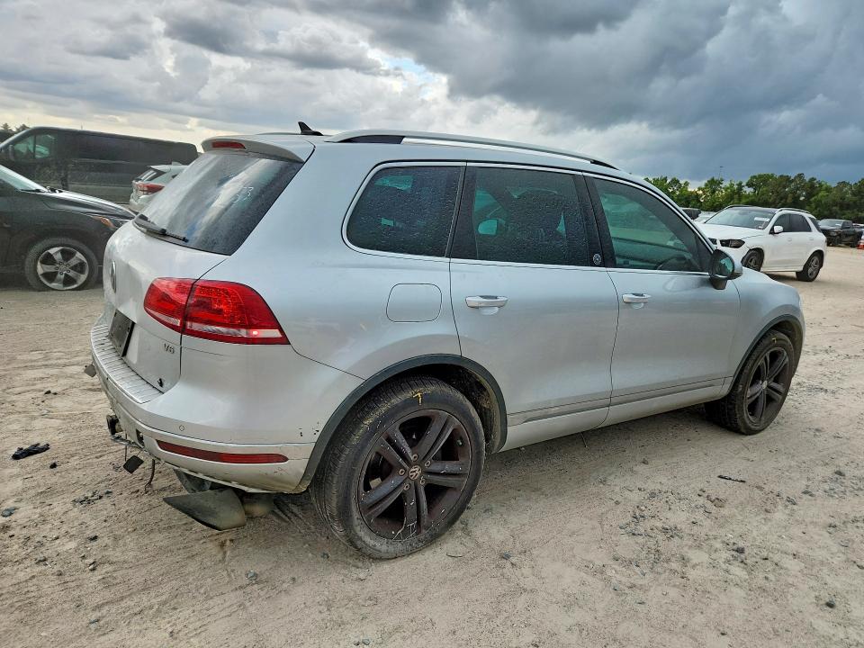 2017 Volkswagen Touareg VIN WVGRF7BP6HD001453 COPART salvage auction — REAR END, Tx - Salvage Vehicle Title, sold $1,350 on 2026-07-21 (photo 3)