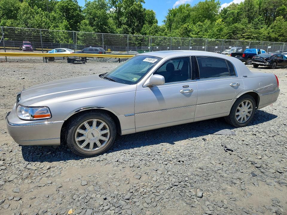 2007 Lincoln TOWN CAR VIN 1LNHM82W97Y639377 COPART salvage auction — SIDE, Md - Cert Of Salvage > 75% Damage, sold $400 on 2026-07-17 (photo 1)