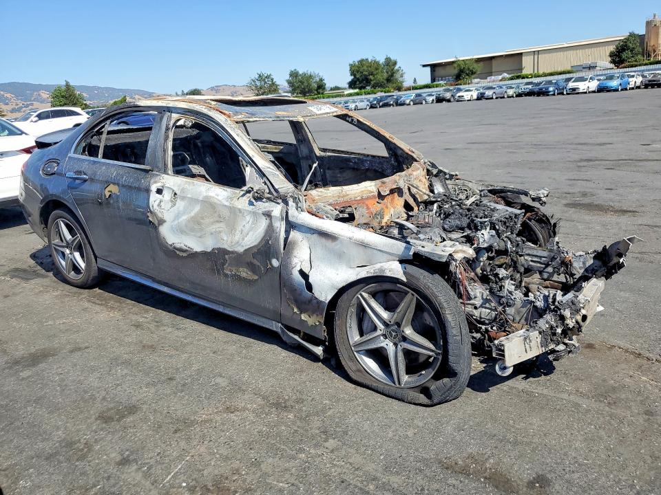 2019 Mercedes-benz E-klasse VIN WDDZF4JB7KA526979 COPART salvage auction — BURN, Ca - Non-Repairable Vehicle Cert, sold $150 on 2026-08-06 (photo 4)