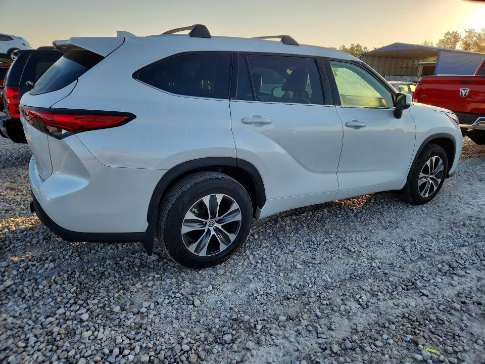 2022 Toyota Highlander VIN 5TDHZRBH2NS253762 COPART salvage auction — HAIL, Mo - Salvage Certificate Of Title, sold $22,100 on 2026-07-29 (photo 3)