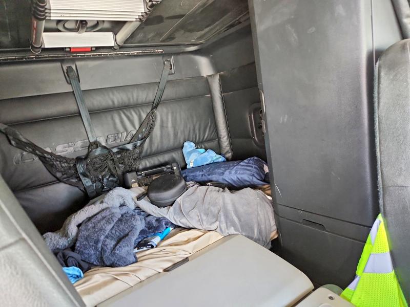 2023 Freightliner Cascadia 126 VIN 3AKJHHDR2PSNP3511 COPART salvage auction — SIDE, IN - DIS/DLR/EXP ONLY CLEAN TITLE, sold $35,750 on 2026-07-07 (photo 6)