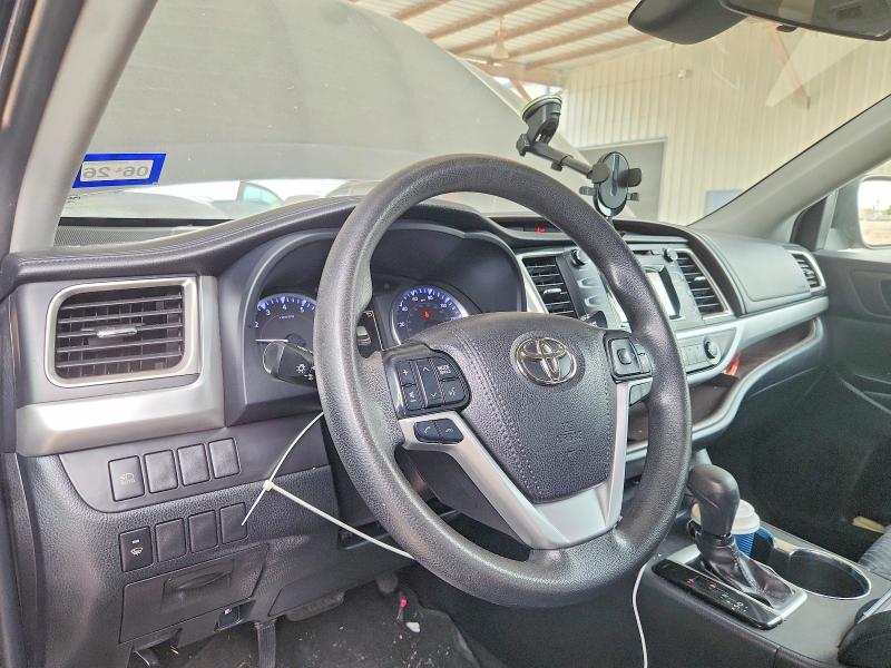 2019 Toyota Highlander VIN 5TDBZRFH4KS731255 COPART salvage auction — MINOR DENT/SCRATCHES, TX - CERTIFICATE OF TITLE, sold $9,400 on 2026-07-16 (photo 8)