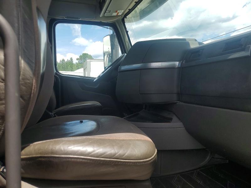2021 Volvo Vnr VIN 4V4WC9EH2MN277069 COPART salvage auction — NORMAL WEAR, NC - CERTIFICATE OF TITLE, sold $12,700 on 2026-07-11 (photo 5)