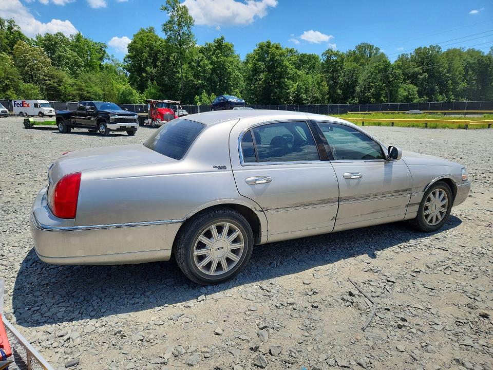 2007 Lincoln TOWN CAR VIN 1LNHM82W97Y639377 COPART salvage auction — SIDE, Md - Cert Of Salvage > 75% Damage, sold $400 on 2026-07-17 (photo 3)