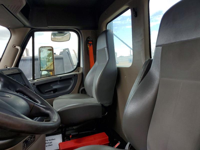 2019 Freightliner Cascadia 113 VIN 3AKJGBDVXKDKM2461 COPART salvage auction — NORMAL WEAR, IN - CERTIFICATE OF TITLE, sold $11,500 on 2026-07-07 (photo 6)