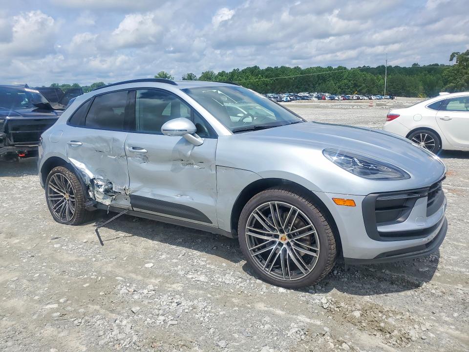 2026 Porsche VIN WP1AA2A5XTLB04861 COPART salvage auction — SIDE, Salvage Title, sold $36,750 on 2026-08-03 (photo 4)