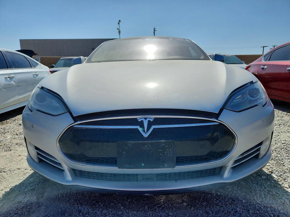 2014 Tesla Model s VIN 5YJSA1H1XEFP52371 COPART salvage auction — MINOR DENT/SCRATCHES, Ca - Dis/Dlr/Exp Only Clean Title, sold $3,850 on 2026-07-14 (photo 5)