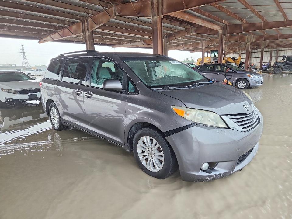 2017 Toyota Sienna VIN 5TDYZ3DC9HS775551 COPART salvage auction — FRONT END, Tx - Certificate Of Title (P), sold $8,300 on 2026-07-02 (photo 4)