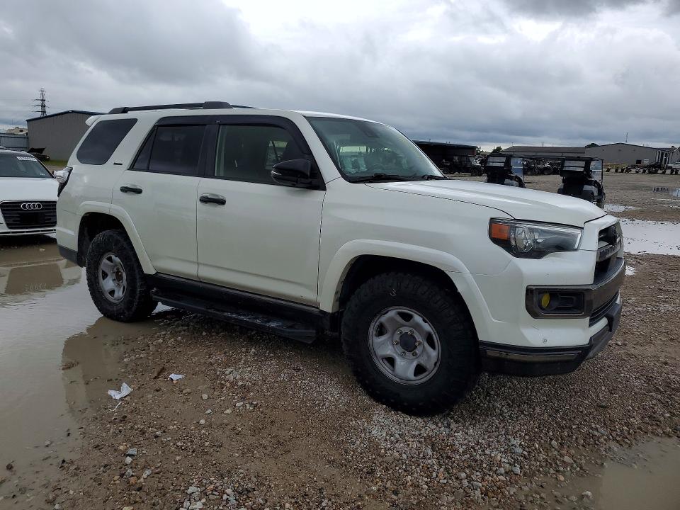 2020 Toyota 4runner VIN JTEBU5JR9L5819065 COPART salvage auction — SIDE, TX - SALVAGE VEHICLE TITLE, sold $20,600 on 2026-07-24 (photo 4)