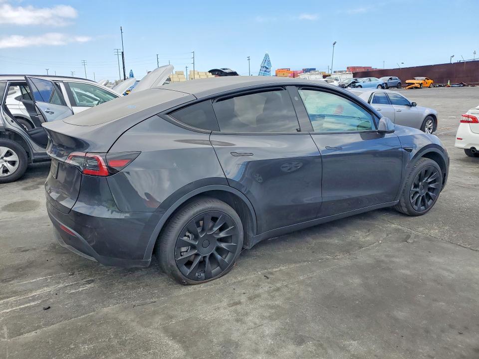 2024 Tesla Model y VIN 7SAYGDED1RF008207 COPART salvage auction — SIDE, Ca - Dis/Dlr/Exp Only Clean Title (P), sold $10,700 on 2026-07-29 (photo 3)