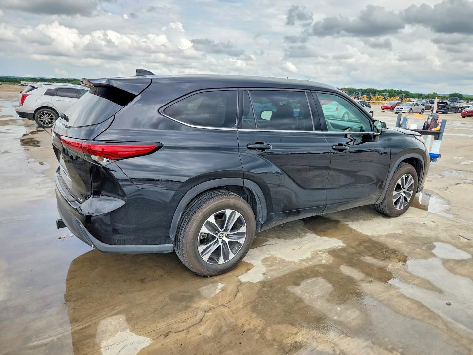 2022 Toyota Highlander VIN 5TDGZRAHXNS555782 COPART salvage auction — NORMAL WEAR, FL - CERTIFICATE OF DESTRUCTION, sold $14,700 on 2026-07-16 (photo 3)