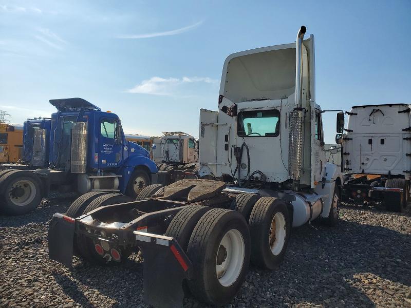 2006 Freightliner Conventional VIN 1FUJA6CK06LW38766 COPART salvage auction — NORMAL WEAR, NJ - CERTIFICATE OF TITLE, sold $8,200 on 2026-07-28 (photo 4)