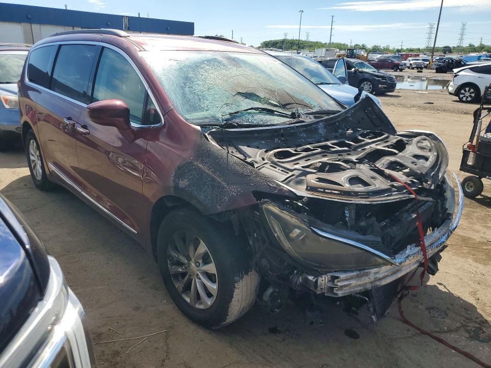 2017 Chrysler Pacifica VIN 2C4RC1BG0HR623070 COPART salvage auction — Burn Engine, St - Salvage Title, sold $525 on 2026-07-28 (photo 4)