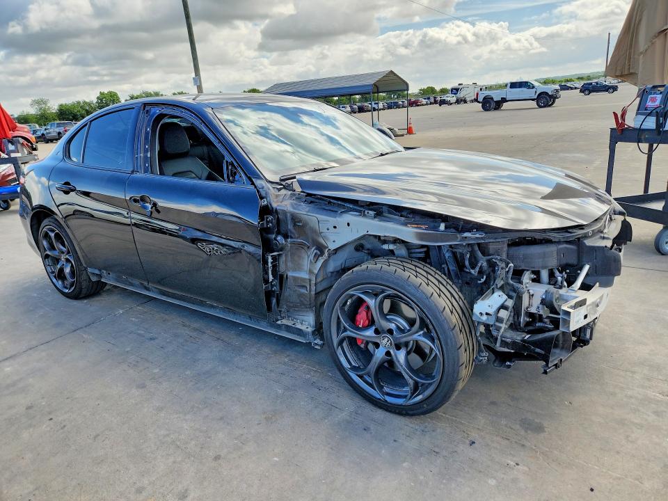 2018 Alfa romeo Giulia VIN ZARFAEEN0J7597447 COPART salvage auction — FRONT END, Tx - Salvage Vehicle Title, sold $5,100 on 2026-08-20 (photo 4)