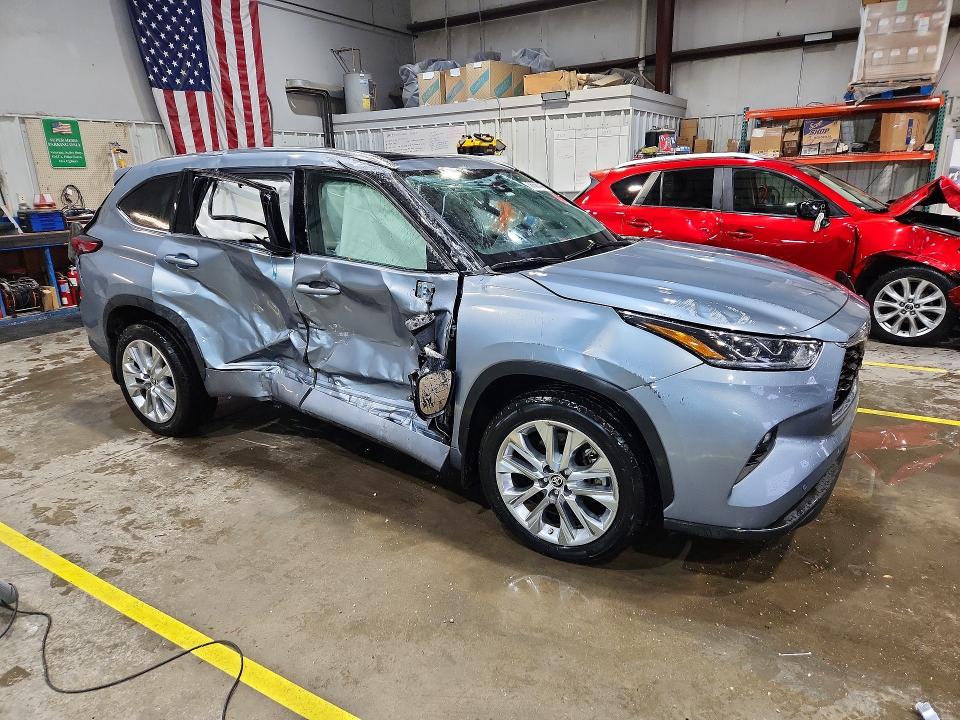 2022 Toyota Highlander VIN 5TDDZRBH9NS213046 COPART salvage auction — ROLLOVER, Ok - Certificate Of Title, sold $7,700 on 2026-07-22 (photo 4)