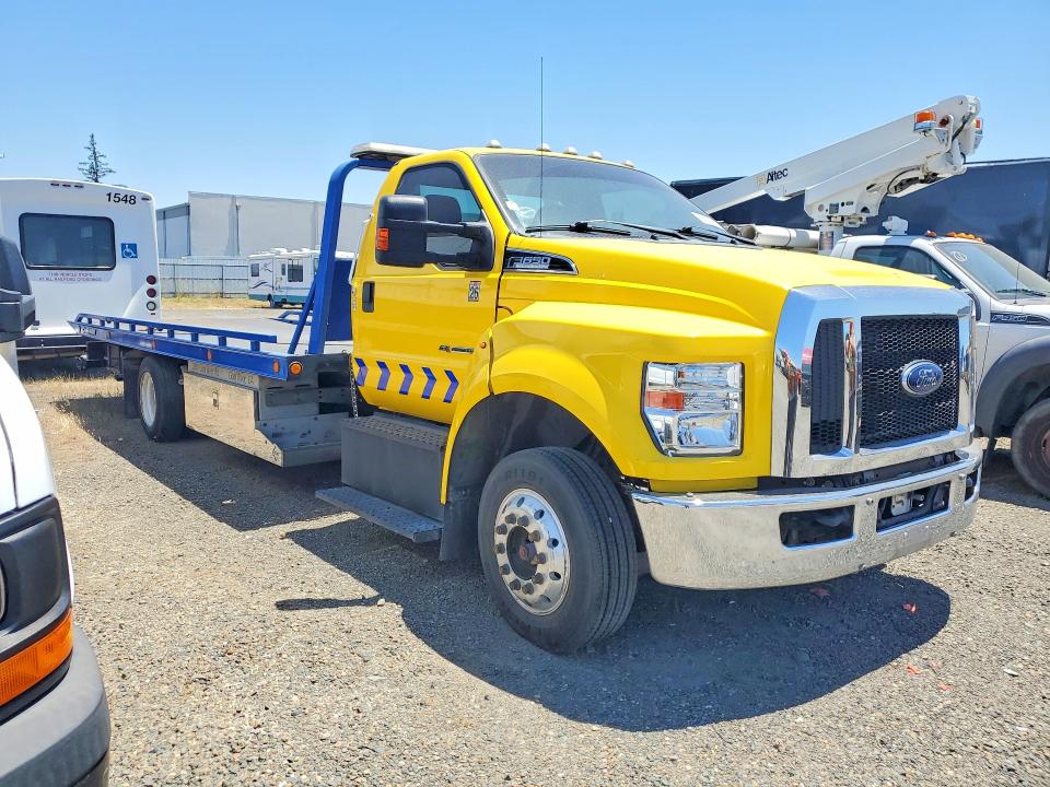 2022 Ford F-650 VIN 1FDWF6DC1NDF01040 COPART salvage auction — MINOR DENT/SCRATCHES, CA - DIS/DLR/EXP ONLY CLEAN TITLE, sold $34,750 on 2026-07-30 (photo 4)