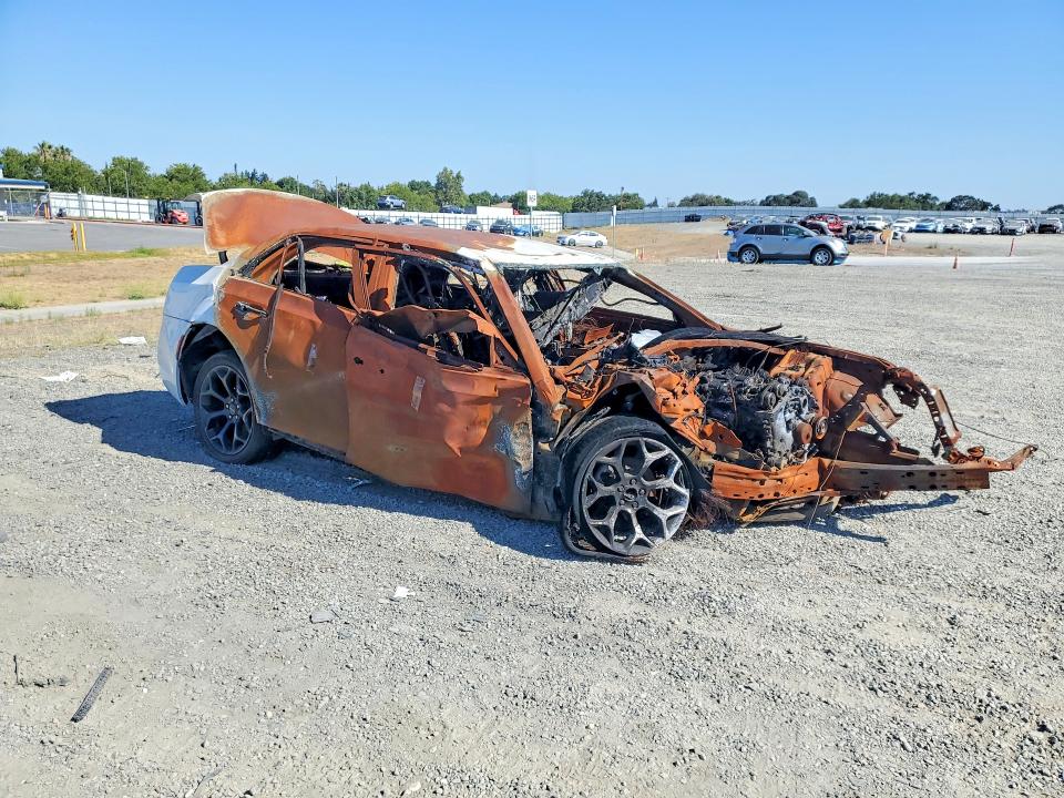 2019 Chrysler 300 VIN 2C3CCABG8KH555463 COPART salvage auction — BURN, CA - NON-REPAIRABLE VEHICLE CERT, sold $10 on 2026-07-09 (photo 4)