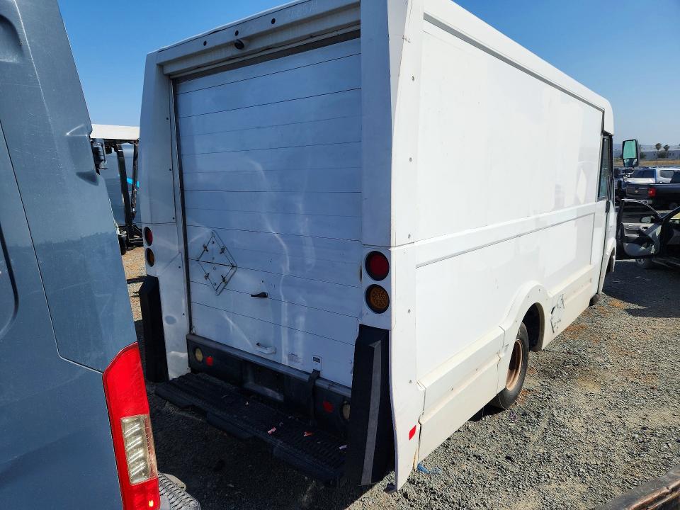2016 Isuzu Npr VIN JALB4T172G7W00366 COPART salvage auction — MINOR DENT/SCRATCHES, Ca - Dis/Dlr/Exp Only Clean Title, sold $125 on 2026-07-09 (photo 6)