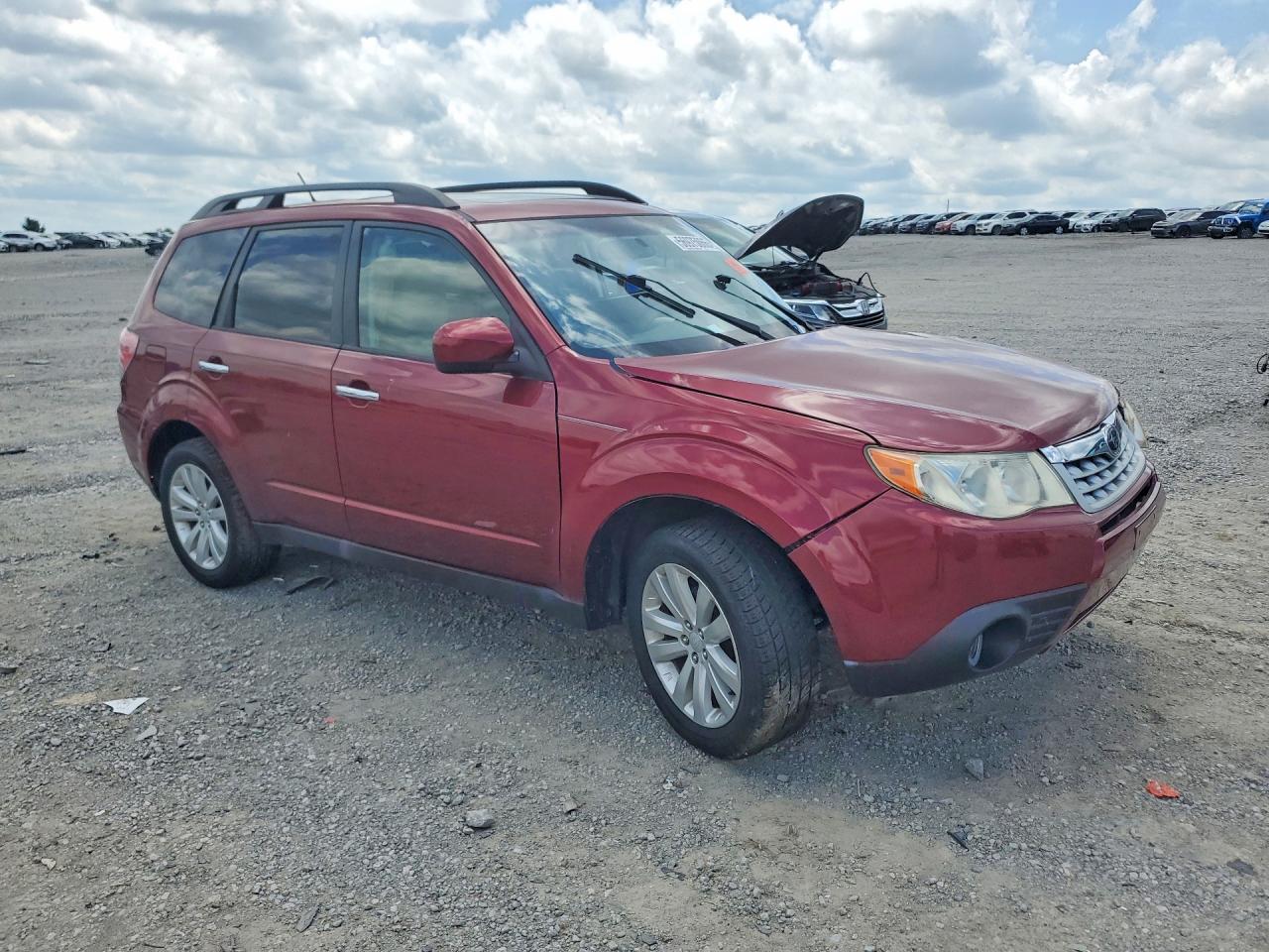 2013 Subaru Forester VIN JF2SHADC5DH412483 COPART salvage auction — Side, KY - CERT OF TITLE-SALVAGE, sold $425 on 2026-07-09 (photo 4)
