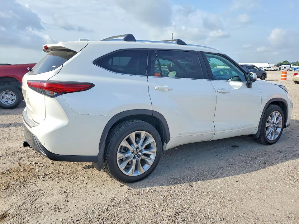 2020 Toyota Highlander VIN 5TDDZRBH9LS028265 COPART salvage auction — MINOR DENT/SCRATCHES, TX - SALVAGE VEHICLE TITLE, sold $13,200 on 2026-07-27 (photo 3)