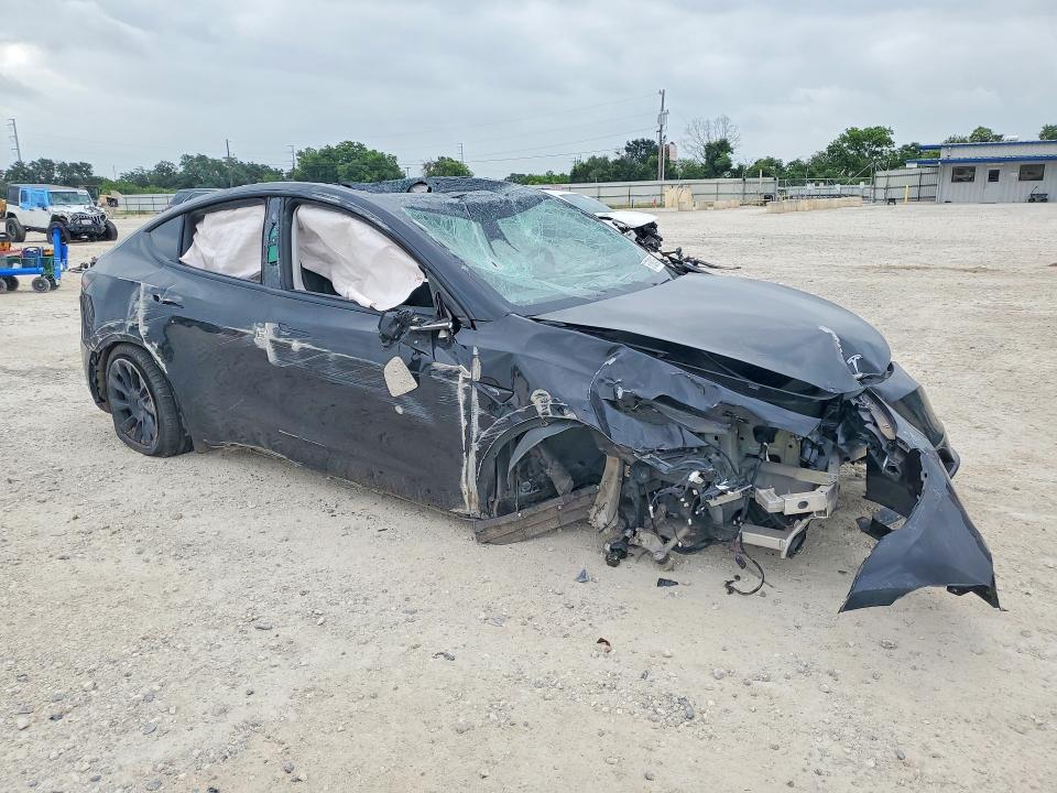 2021 Tesla Model y VIN 5YJYGDEE4MF067654 COPART salvage auction — ROLLOVER, TX - SALVAGE VEHICLE TITLE, sold $275 on 2026-07-23 (photo 4)