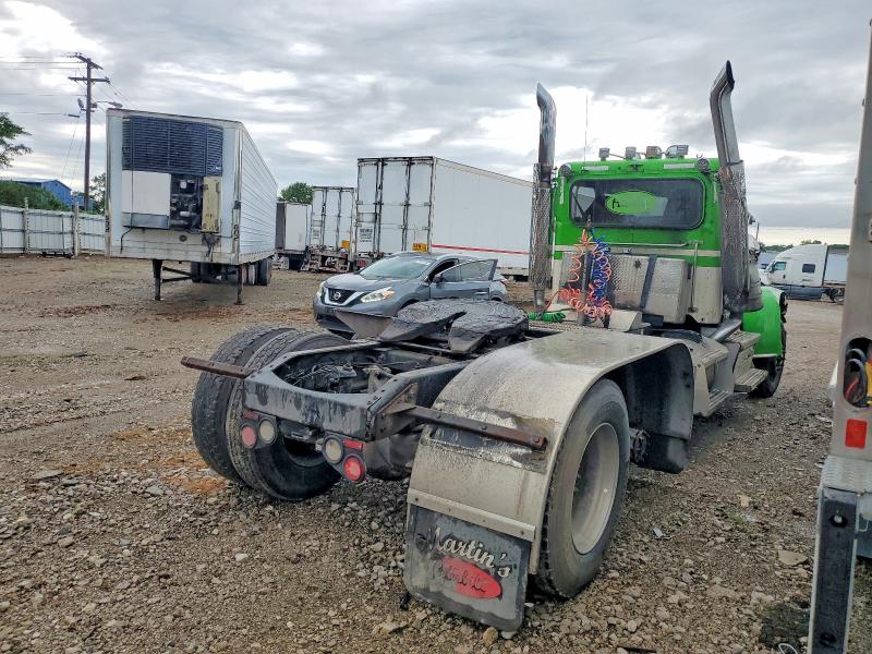 2019 Peterbilt 389 VIN 1XPXD40XXKD601935 COPART salvage auction — ROLLOVER, KY - CERT OF TITLE-SALVAGE, sold $20,200 on 2026-07-30 (photo 4)