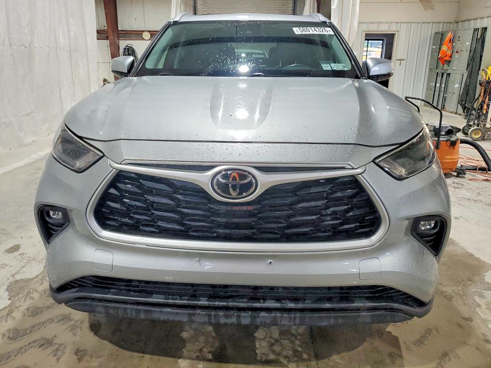 2022 Toyota Highlander VIN 5TDHZRBH5NS163425 COPART salvage auction — VANDALISM, Az - Cert Of Title - Salvage, sold $24,300 on 2026-07-06 (photo 5)