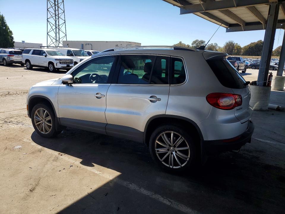 2011 Volkswagen Tiguan VIN WVGBV7AX4BW513777 COPART salvage auction — MINOR DENT/SCRATCHES, Mt - Dis/Dlr/Exp Only Clean Title, sold $100 on 2026-07-28 (photo 2)