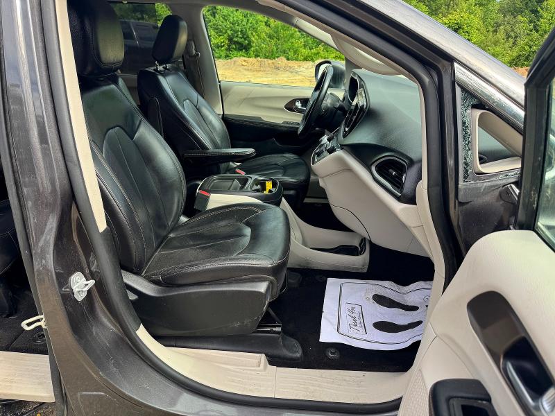 2017 Chrysler Pacifica VIN 2C4RC1BG8HR803588 COPART salvage auction — NORMAL WEAR, Va - Certificate Of Title (P), sold $3,300 on 2026-07-06 (photo 5)