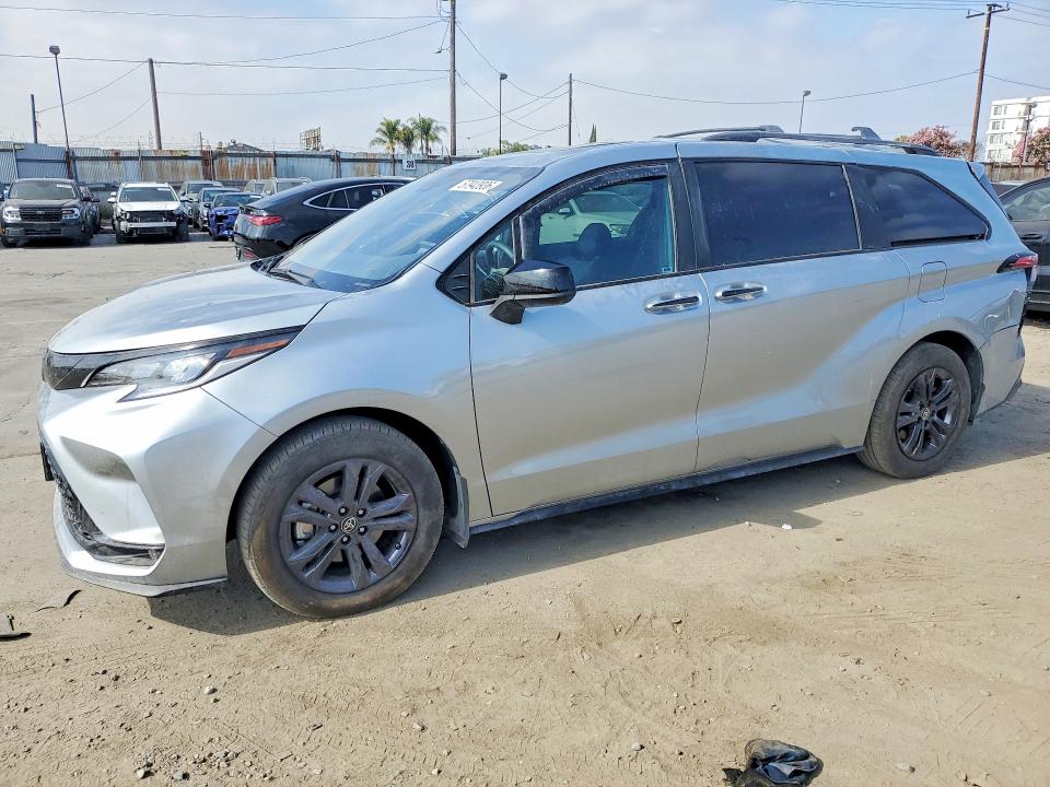 2025 Toyota Sienna VIN 5TDDSKFC1SS166407 COPART salvage auction — ROLLOVER, AZ - DIS/DLR/EXP ONLY SALVAGE TITLE, sold $17,000 on 2026-07-29 (photo 1)