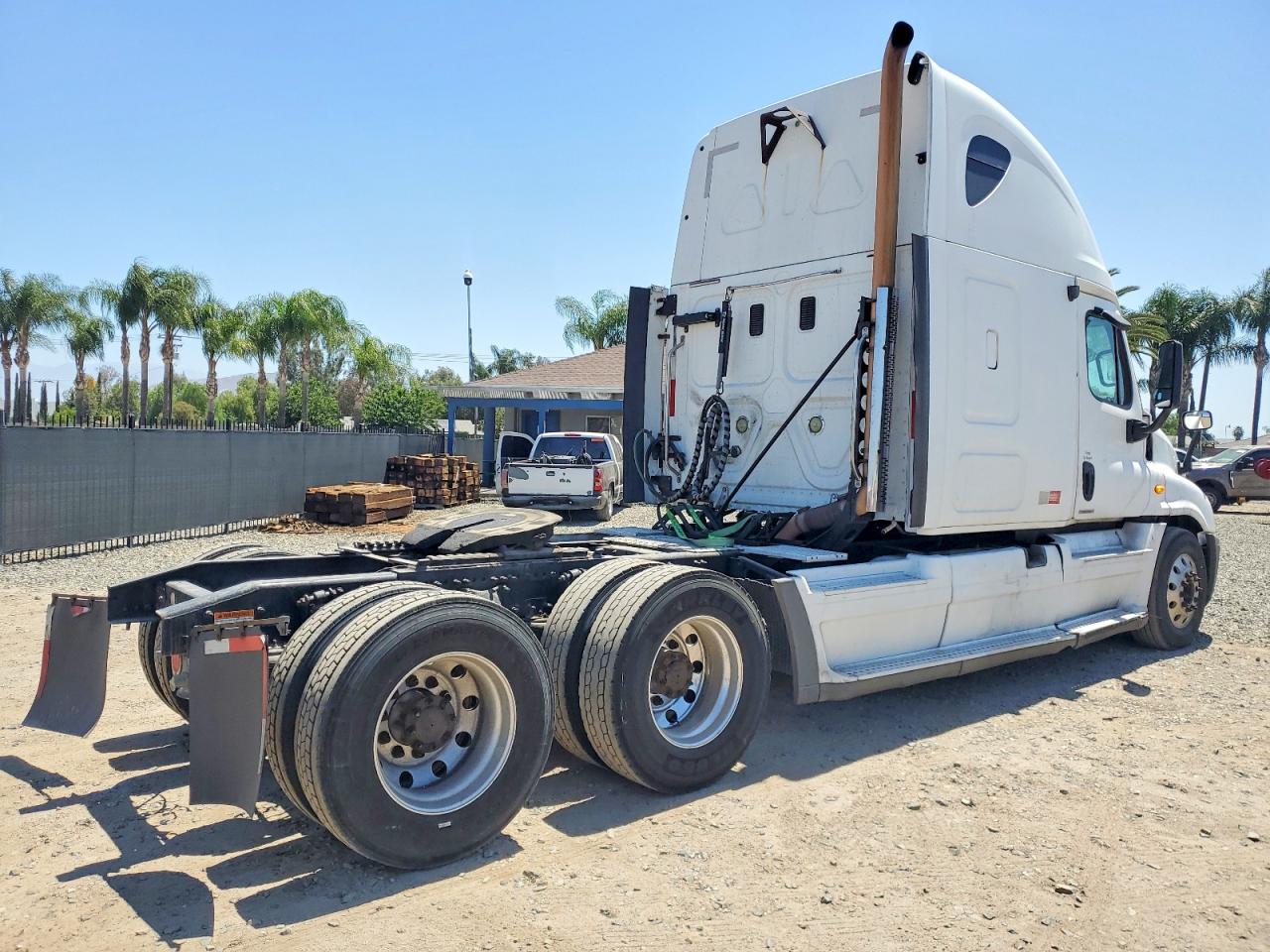 2010 Freightliner Cascadia VIN 1FUJGLDR9ASAP0401 COPART salvage auction — Normal Wear, CA - DIS/DLR/EXP ONLY CLEAN TITLE, sold $2,650 on 2026-06-30 (photo 4)