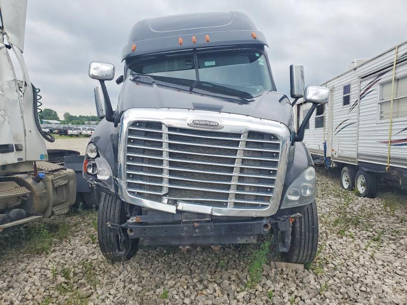 2017 Freightliner Cascadia VIN 3AKJGLDR1HDHL8141 COPART salvage auction — FRONT END, ON - PERMIT SALVAGE, sold $1,450 on 2026-08-13 (photo 7)
